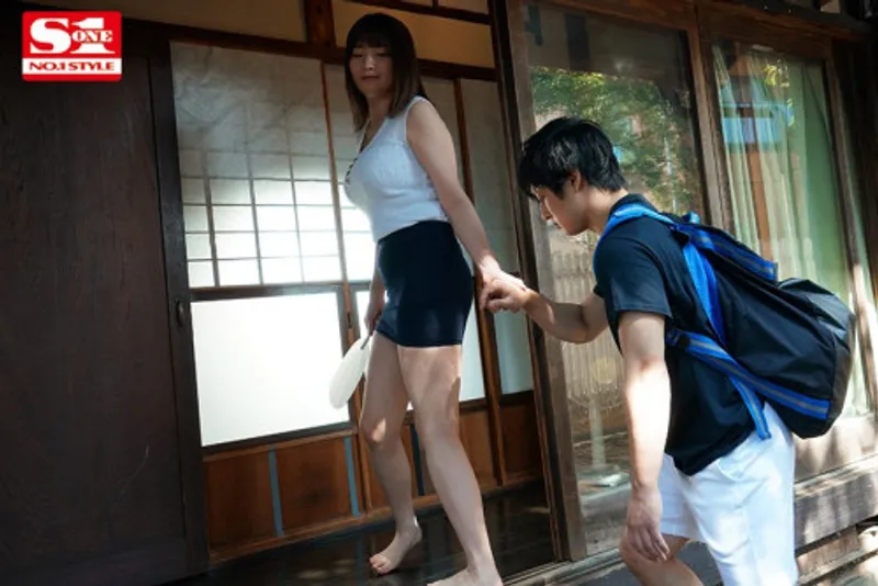 Anh chàng nứng lồn chim khi nhìn trộm em họ vụng trộm với chồng