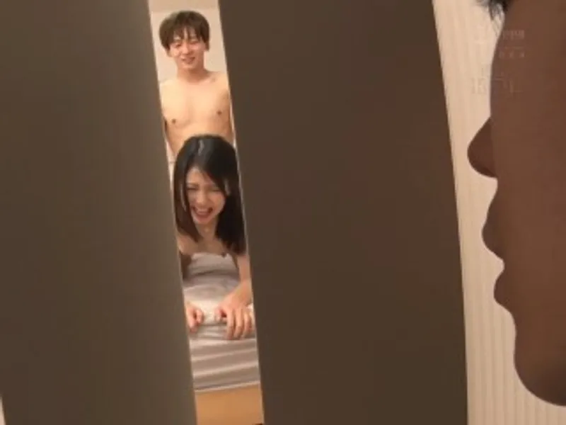 Thanh niên đang vụng trộm với chị nhà kề bên thì anh người chồng về...