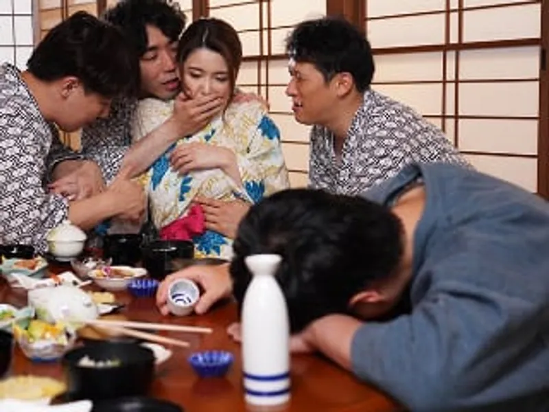 đưa cô vợ đi suối nước nóng, gã chồng không biết vợ yêu bị người khác đụ sấp mặt