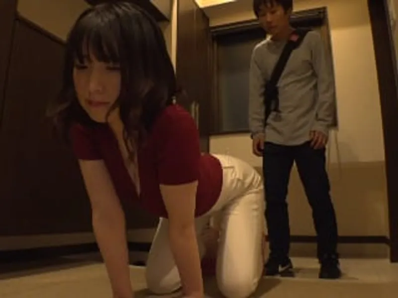 Gã chồng lo làm việc, người vợ ở nhà vụng trộm với cậu thanh niên phòng bên