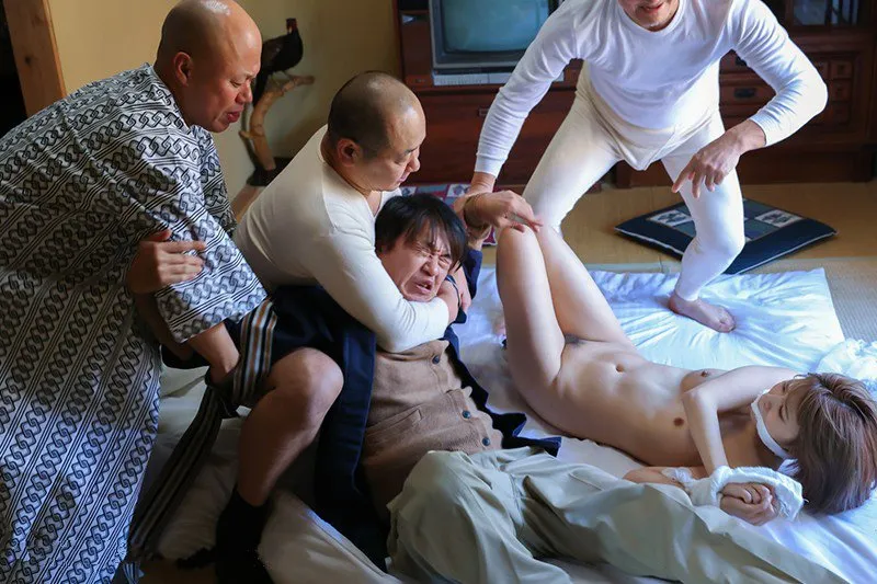 Chồng yêu nhìn bà xã bị những tên tù vượt ngục cưỡng hiếp