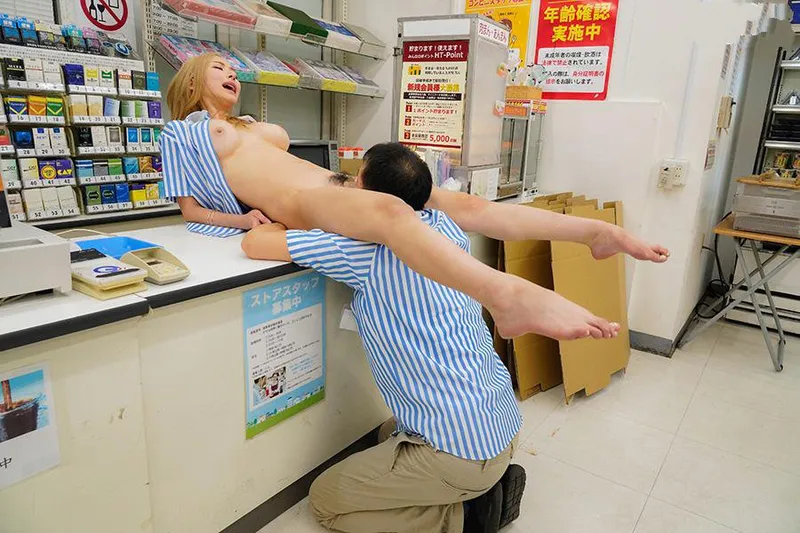 Anh tiền bối tống tình con yêu ngổ ngáo của chủ cửa hàng tiện lợi