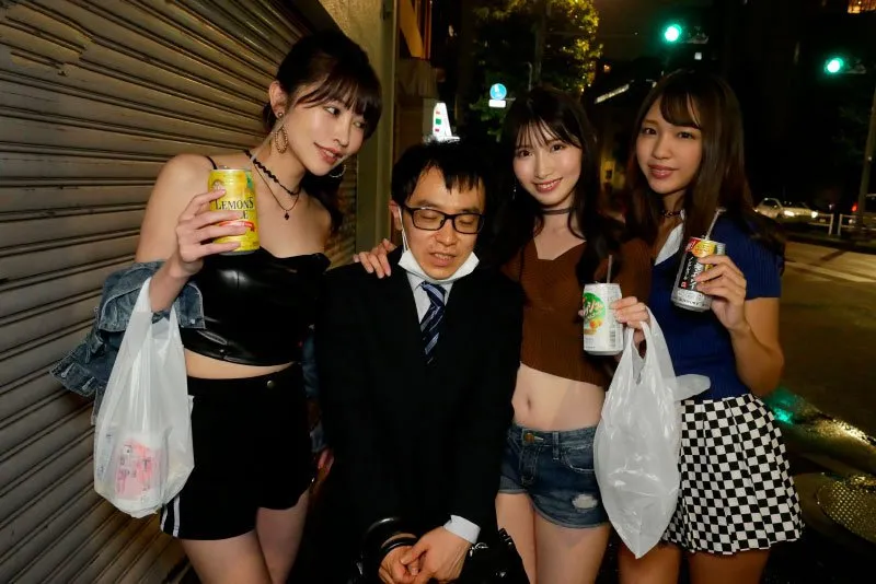 Nhóm 3 cô bạn thân ngẫu nhiên chọn một cthằng nhỏ trai may mắn