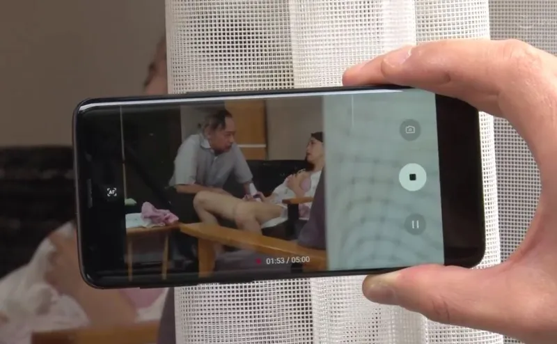 Người yêu của con trai gian díu với bố anh xã bị gã tiền bối khu phố phát hiện