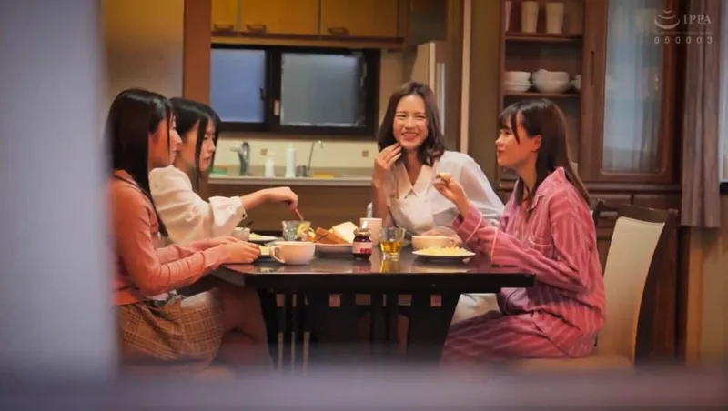 Bố đi vắng, 4 nữ nhi ở nhà bị những tên côn đồ để ý tới